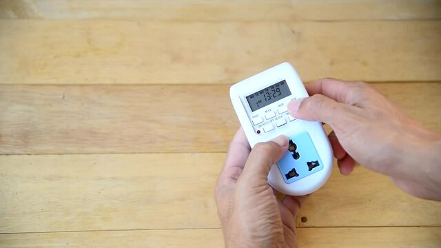 Setup the Digital electric plug timer for auto ON/OFF electronics