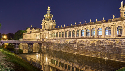 Fototapeta na wymiar Nachts Zwinger in Dresden mit Wassergraben