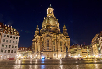 Fototapeta na wymiar Dresdner Frauenkeirche in den Abendstunden