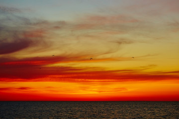 Obraz premium Sunset over the ocean