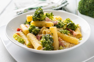 Maccheroncini con broccoli e pancetta, cucina italiana 