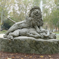Fototapeta na wymiar Giardino della Montagnola. Bologna: Scultura di leone in cemento del XIX secolo