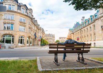 Obraz premium Bench on street, ancient European tourist city