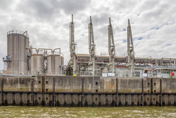 Obraz premium waterside refinery