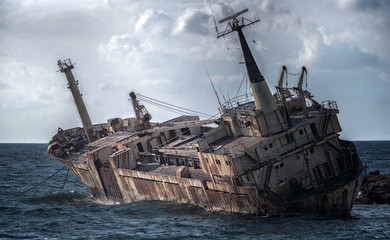Chypre, Paphos. Naufrage. Le navire s& 39 est écrasé sur les rochers côtiers. Navire rouillé au bord de la mer Méditerranée. Attractions touristiques de Chypre.