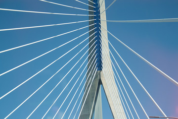 Fototapeta premium Zbliżenie na most wantowy, widok z dołu.