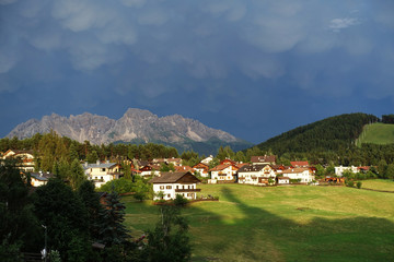 Mammatus-Wolken über Deutschnofen und Latemar