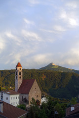 Fototapeta na wymiar Kirche in Deutschnofen mit Weisshorn