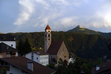 Fototapeta na wymiar Kirche in Deutschnofen mit Weisshorn