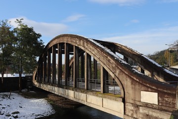 Pont Brunon Valette surnommé "Bowstring" sur la rivière Le Gier dans la commune de Rive de Gier - Département de la Loire - France