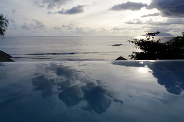 Privatpool (Infinity Pool) mit Blick auf Horizont und Meer auf den Seychellen