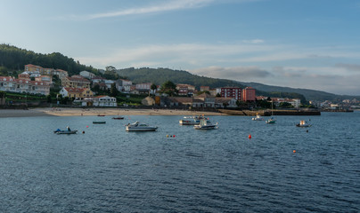 Fototapeta na wymiar beach, boats, seaweed and rocks next to a sea estuary