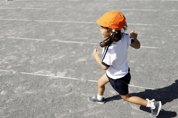 Fototapeta na wymiar 体操服で走る幼児(4歳児)