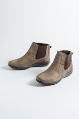 Botas de mujer, moda Otoño-Invierno sobre fondo blanco