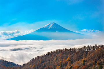 青空と雲の上の富士山