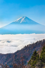 青空と雲の上の富士山