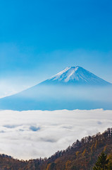 青空と雲の上の富士山