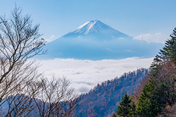 青空と雲の上の富士山