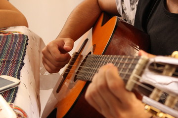 Fototapeta premium tocando violão