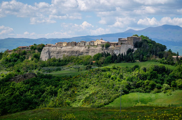 Fototapeta na wymiar Italian hill town of San Casciano dei Bagni