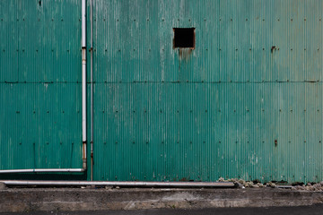 Obraz na płótnie Canvas 緑色の外壁と配管