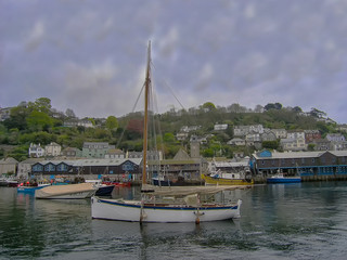 Fototapeta na wymiar Boats on the river in the small coastal town of Looe in Cornwall, UK