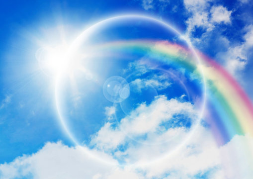 虹が架かる空と太陽光線