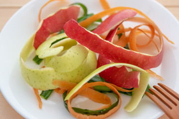 果物と野菜の皮　フードロスのイメージ