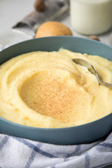 Schale Schüssel mit Kartoffelpüree mit Zutaten aus Kartoffeln, Milch, Muskatnuss dazu Küchentuch...