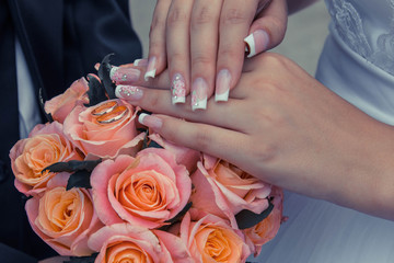 Obraz na płótnie Canvas hands of bride and groom with wedding rings