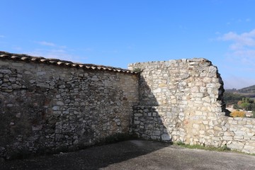 Vestiges de fortifications dans le village de Sauzet - Département de la  Drôme - France 