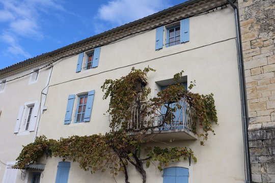 Fa&ccedil;ade de maison typique dans le village de Sauzet - D&eacute;partement de la  Dr&ocirc;me - France