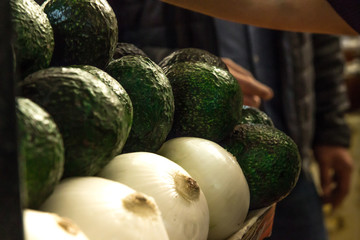 aguacates y cebollas