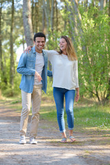 Obraz premium a couple is enjoying outside