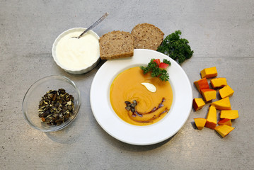Kürbissuppe mit Kürbiskernen und Kürbiskernöl