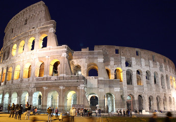 Fototapeta na wymiar Kolosseum in der Nacht