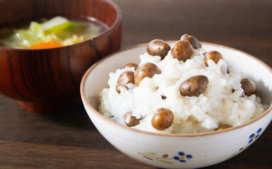 秋に食べるむかごご飯（原料：むかご、零余子,珠芽、英語名：aerial tuber） （山芋の葉の付け根にできる球芽、秋に旬を迎える）