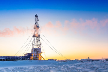 Obraz premium Winter polar day in the arctic. Drilling a well at a northern oil and gas field. Low sun. Beautiful lighting.