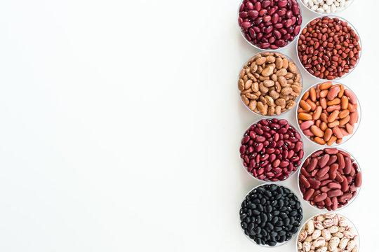Different seed beans in round plates are arranged in a row.