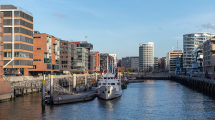 Fototapeta premium boats and modern houses at the hafencity hamburg, germany