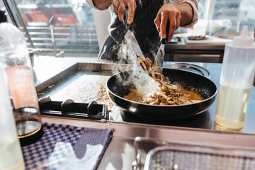 Zubereitung von Essen in einer Großküche - Koch