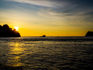 Naklejka premium The golden reflection on the water surface from sunset is beautiful