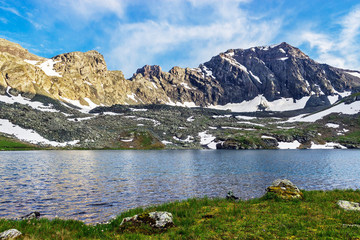 Obraz premium large cold lake high in the caucasus mountains
