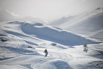 Fototapeta na wymiar paysage des alpes en hiver: alpes d'huez station de sports d'hiver