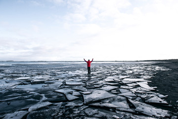 chico en medio de la nada en una playa helada de islandia