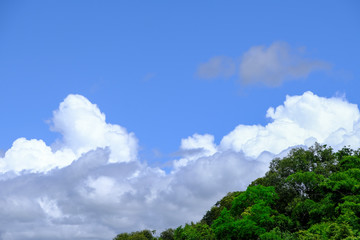 Obraz premium Beautiful blue sky with white gorgeous fluffy cloudy flowing with the wind over the mountain