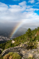 Regenbogen in den Bergen Portugal 