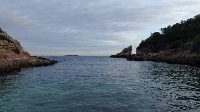 vista aerea de una cala mallorca con el mar en calma concepto de vacaciones y naturaleza