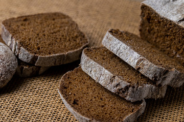 Sliced rye bread on cutting board close-up
