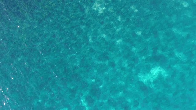 vista a&eacute;rea de el mar en calma con aguas cristalinas de color azul turquesa de un playa de mallorca